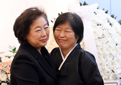 [포토] 이해찬 전 총리 빈소, 현정은 회장 조문