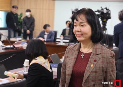 [포토] 회의 참석하는 송경희 위원장