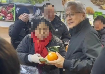 中 시장 깜짝 방문한 젠슨 황…12만원 '복주머니' 선물