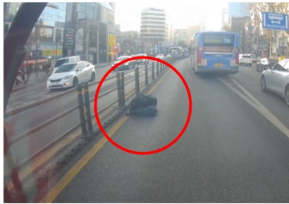 "싫어 나 잘거야"…종로 대로 한복판에 누워서 '쿨쿨' 잠든 남성