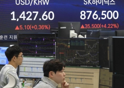 美 '약달러 경계'에도…1420원 후반선 머무는 환율, 향후 향방은