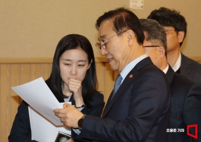 [포토] 관계자와 논의하는 김윤덕 장관
