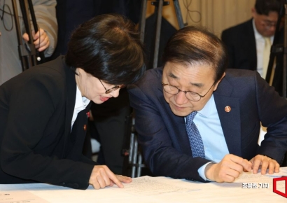 [포토] 대화하는 김윤덕 장관과 원민경 장관