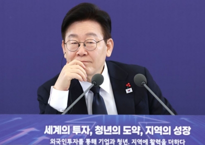 李대통령 '부동산 여론전'…"무슨 수를 써서라도 잡는다"