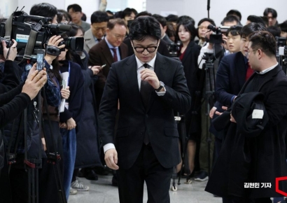[포토] 기자회견장 들어서는 한동훈