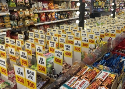 "밀수품이라고?" 저렴해서 즐겨 먹었는데…세계과자할인점 12곳 '세관 적발' 