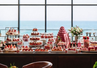 빨간 '겨울' 너머 파란 바다가… 아난티, '크레이지 인 핑크' 딸기뷔페