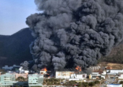 음성 공장 화재 진화율 90% 속 연기 계속