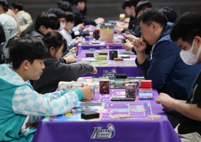 포켓몬 카드 4억원 어치 사겠다더니…가방 열었는데 돈 대신 종이뭉치