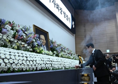 이 대통령, 故이해찬 총리 영결식 참여…고인에 직접 헌화