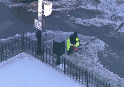 "신발 젖을까 봐" 빙판길 앞에 멈춘 초등생…안전요원의 선택