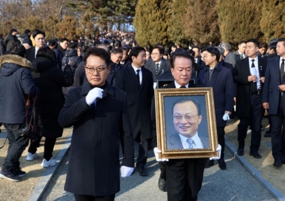 '마지막까지 나랏일' 故 이해찬 전 국무총리 영면에 들다