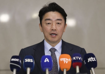 강훈식 비서실장, '캐나다 잠수함 사업 주도' 국방조달장관 면담