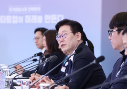 李 대통령 "얼굴은 사람인데 마음은 짐승…격리해야" 위안부 모욕 단체 질타