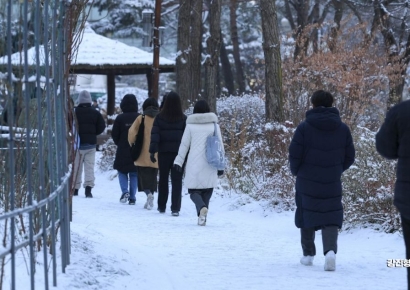 [포토] 눈 밟으며 출근하는 직장인들