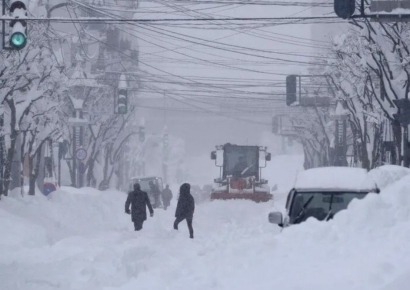 "절대 가지마세요, 제설 중 사망까지"…'183㎝' 성인 남성 키만큼 눈 내린 日 도시