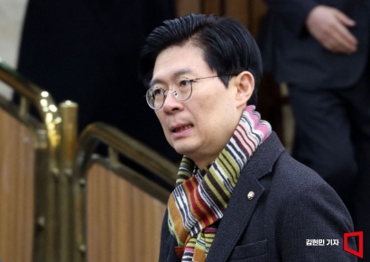 [포토] 원내대책회의 참석하는 조정훈 인재영입위원장