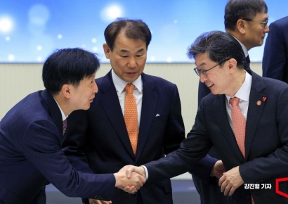 [포토] 악수하는 이억원 금융위원장-오기형 코스피5000특별위원장