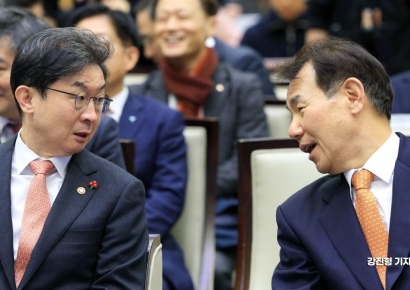 [포토] 의견 나누는 이억원 금융위원장-정은보 한국거래소 이사장