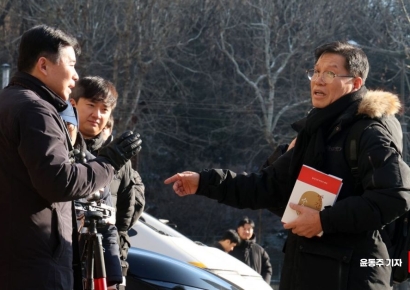 [포토] 경찰과 언쟁하는 김병헌 위안부법폐지국민행동 대표