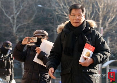 [포토] 위안부 모욕 단체 대표 경찰조사 출석