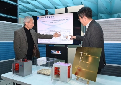 "일부러 이어폰으로 통화했는데…" 휴대전화 전자파, 발암누명 벗었다