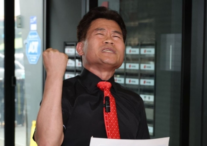 "이준석 대답해" 호통친 전한길…李 "쇼하지 말고 토론하자"