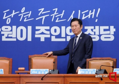 [포토] 정청래 “1인 1표 시대 개막…민주당 역사적 이정표”