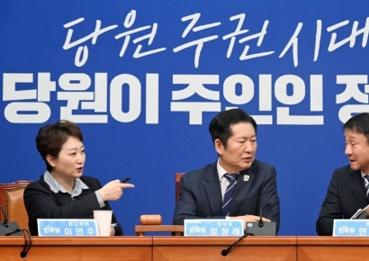 [포토] 정청래 “합당 토론·간담회 진행”…최고위서 또다시 이견