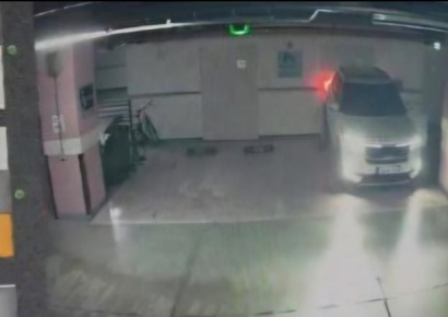 기어 후진에 놓고 하차한 20대女, 차와 벽 사이에 끼어 중상