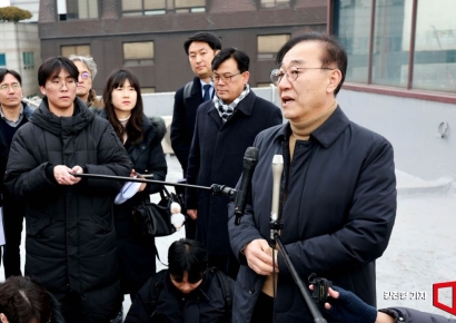 [포토] 취재진 질문에 답하는 김윤석 국토부 장관