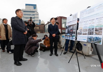 [포토] 상성동 서울의료원 남측부지 설명 드는 김윤덕 국토부 장관
