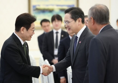 李 "중소기업·청년·지방에 성장 온기 퍼지게"…재계 "5년간 지방에 270조" 화답 (종합)