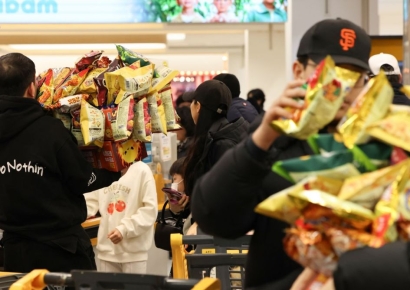 인증샷만 찍고 결국 '당근마켓행'…이마트 과자 '되팔이' 눈살