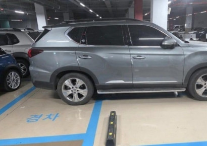 "이건 너무 민폐잖아요"…'경차 주차면 3칸' 점령한 무개념 SUV