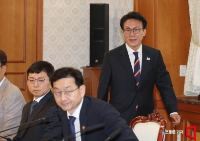 [포토] 김민석 총리, 색동원 사건 TF회의 참석