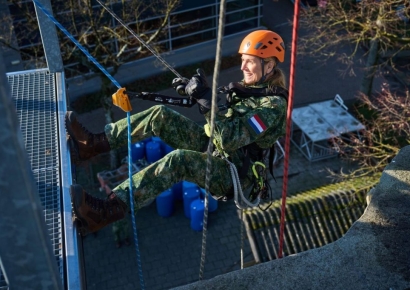 사격에 행군까지…'54세' 네덜란드 왕비 예비군 입대