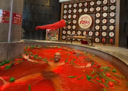 "이건 미쳤다" 고추 둥둥 뜬 탕에 몸 담근다…中 훠궈 스파 화제