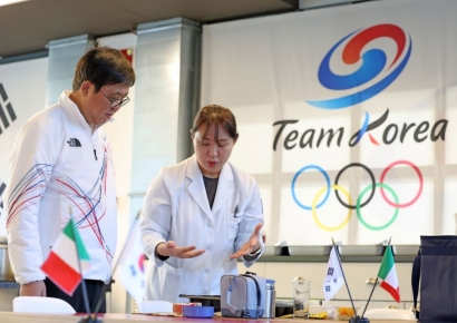 밀라노 동계올림픽 선수단 도시락 살펴보는 최휘영 장관