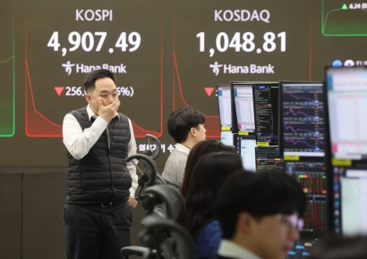 코스피, 외인·기관 매도에 4900선 거래…코스닥도 약세