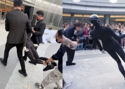 '넘어지고 부딪히고' 中휴머노이드 로봇, 시연 무대서 '망신살'