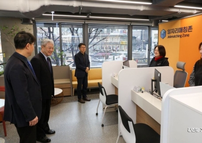 [포토] 프론트원 일자리매칭존 찾은 장범식 아시아경제 대표