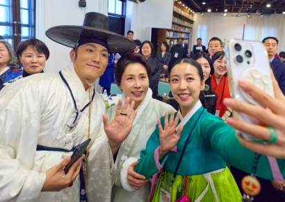 한복 명예 홍보대사 된 金여사 "한복은 K컬처의 핵심 자산" 