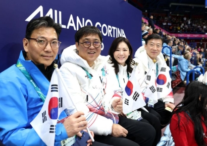 최휘영 장관, 신지아 등 피겨스케이팅 대표팀 응원