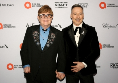 "군사작전처럼 숨겼는데"…엘튼 존, 동성 부부 사생활 보도에 분노