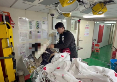 인도주의 실천…기상악화 속 中어선 환자 2명 긴급 이송
