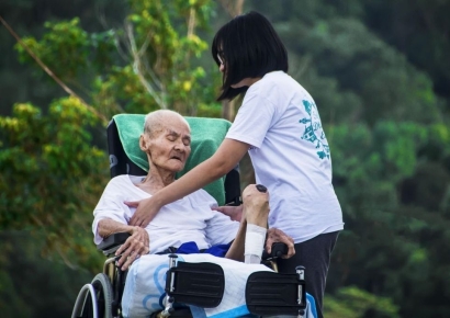 102세 노인과 몰래 혼인신고한 간병인…90억대 재산 노렸나