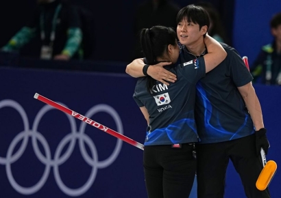 컬링 믹스더블 김선영-정영석, 극적인 첫 승…'미국 잡았다'