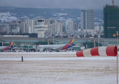 폭설 내린 제주공항, 활주로 제설로 11시까지 운영 중단