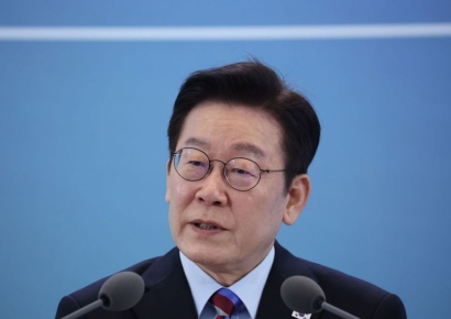 李대통령 "한 사람이 수백채씩 집 사모으면 수만채 지어도 부족"